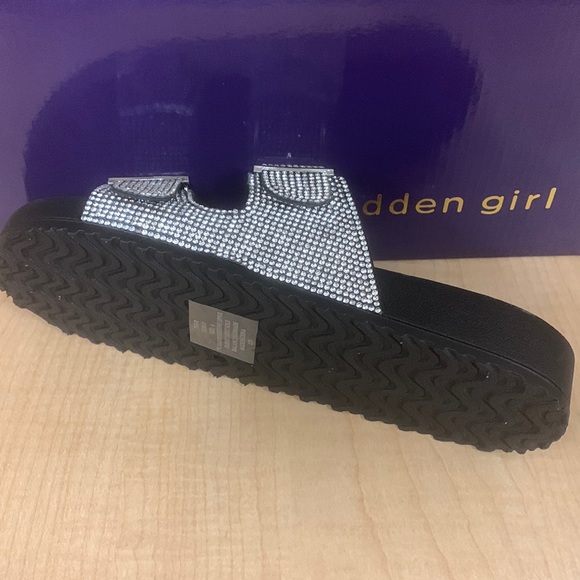 madden girl Women’s Slide Strap Sandal - Picture 7 of 8